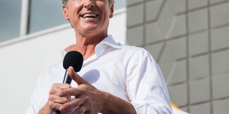 개빈 뉴섬 캘리포니아 주지사, “내년 선거후 대선 출마 검토”