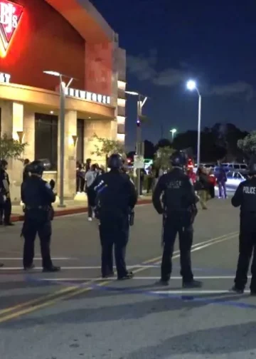 캘리포니아 웨스트필드 밸리페어 몰, 블랙프라이데이에 총격