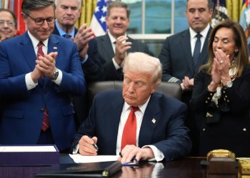 트럼프, 예산안 서명…사상 최장 43일간의 셧다운 종료