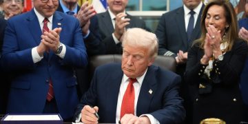 트럼프, 예산안 서명…사상 최장 43일간의 셧다운 종료