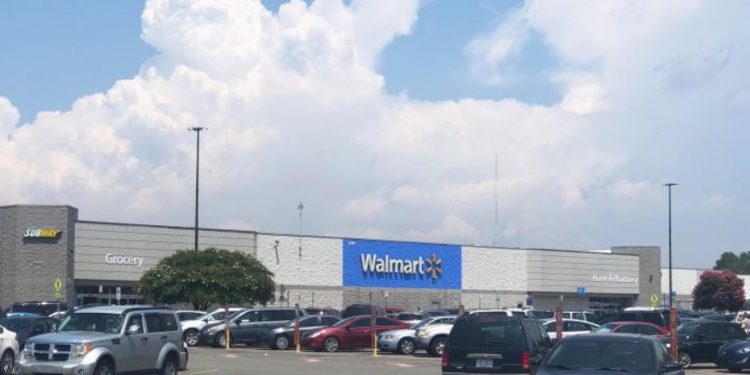 노스캐롤라이나 월마트, 총격 신고로 크리스마스 이브 긴급 폐쇄