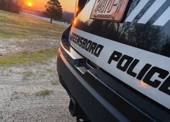 그린스보로서 가택 침입 혐의 용의자, 부상으로 사망