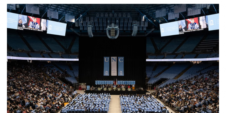 90세 신경외과 의사, 70년 만에 UNC 채플힐 학부 학위 취득