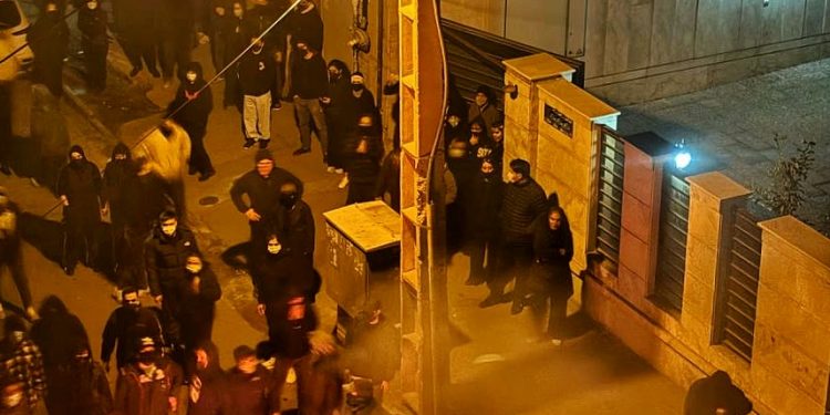 벼랑 끝에 선 이슬람 공화국, 이란 전역 ‘피의 항쟁’으로 얼룩