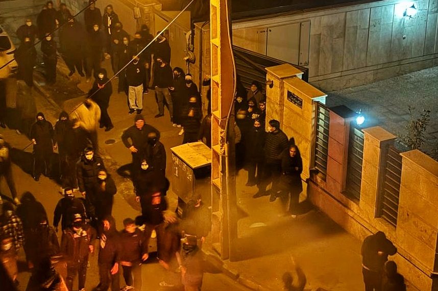 벼랑 끝에 선 이슬람 공화국, 이란 전역 ‘피의 항쟁’으로 얼룩