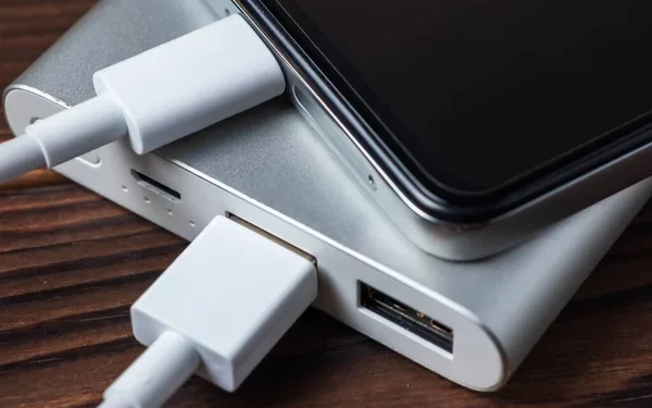 “기내 보조배터리 사용 및 충전 금지”… 주요 항공사들, 화재 예방 위해 ‘강력 조치’