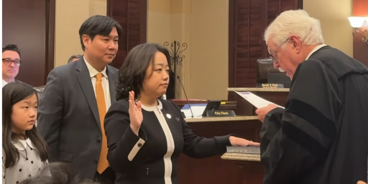 둘루스 시 역사 쓴 한인 사라 박… 150년 만의 ‘첫 이민자 출신 여성 시의원’ 공식 취임