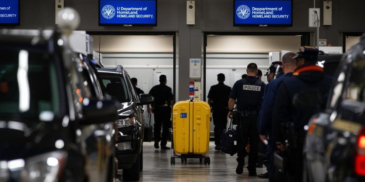 [뉴스 분석]#1 “서류 지참해라” vs “의무 아니다”… 미 국토안보부 단속 지침에 시민권자도 ‘혼란’