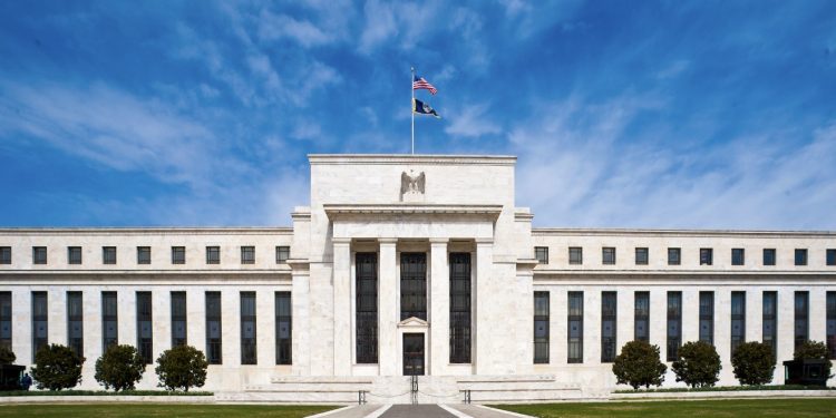 연준, 기준금리 또 동결…“연내 인하 가능성 유지”