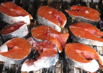 “리스테리아 오염 우려… 7개 주 판매 연어 리콜, 노스캐롤라이나도 포함”