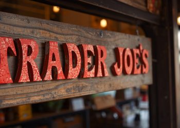 ‘유리 파편 혼입’ 트레이더 조 인기 품목 리콜 확대… 3,600만 파운드 규모