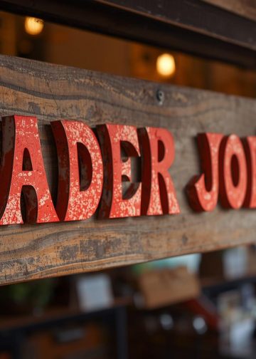 ‘유리 파편 혼입’ 트레이더 조 인기 품목 리콜 확대… 3,600만 파운드 규모