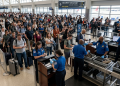 트럼프, TSA 급여 지급 ‘강행’… 의회 대립에 공항 대란 해결은 ‘불투명’