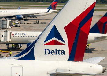 “전화 못 끊어” 안전 수칙 무시한 승객 때문에…델타항공 게이트 회항 소동