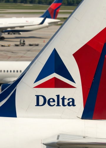 “전화 못 끊어” 안전 수칙 무시한 승객 때문에…델타항공 게이트 회항 소동
