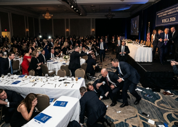 백악관 기자단 만찬 도중 총격…트럼프 긴급 대피, 용의자 제압