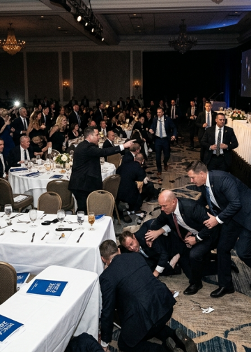 백악관 기자단 만찬 도중 총격…트럼프 긴급 대피, 용의자 제압