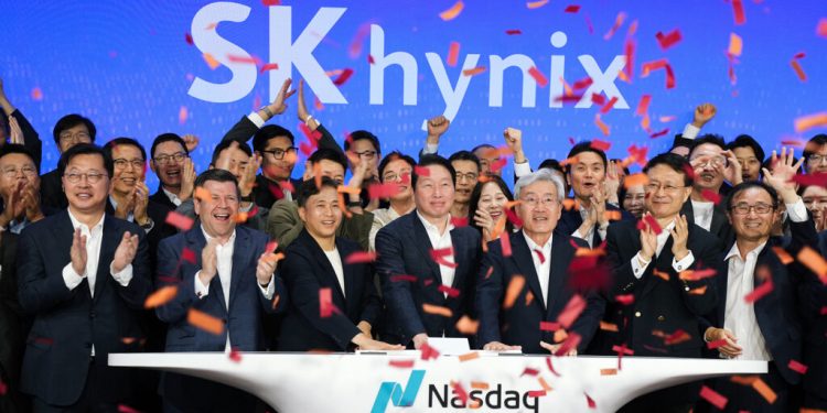 SK하이닉스, 나스닥 데뷔 첫날 13% 급등…265억 달러 조달 ‘역대급 흥행’