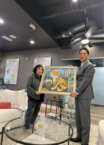 달항아리에 애틀랜타를 품고, 호랑이에 민족의 기상을 담다…김인희 작가, 한인회에 작품 기증