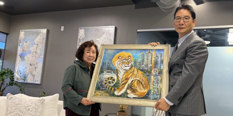 달항아리에 애틀랜타를 품고, 호랑이에 민족의 기상을 담다…김인희 작가, 한인회에 작품 기증