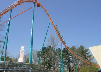 Six Flags 조지아 롤러코스터서 탑승객 추락사… “좌석에서 튕겨 나가” 목격담