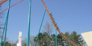 Six Flags 조지아 롤러코스터서 탑승객 추락사… “좌석에서 튕겨 나가” 목격담