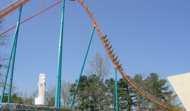 Six Flags 조지아 롤러코스터서 탑승객 추락사… “좌석에서 튕겨 나가” 목격담